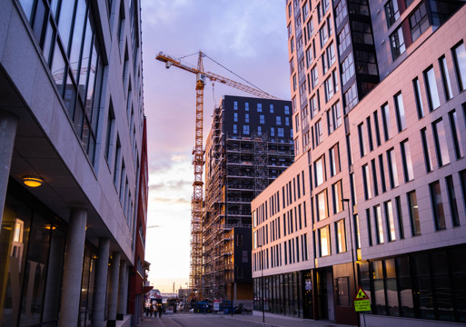 bygg under oppføring i solnedgang