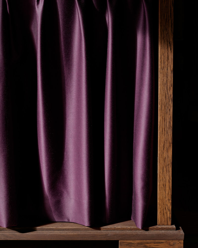 Å oppfylle det totale kravet til akustiske flater viste seg å ikke være mulig i dette prosjektet, men ut fra behovet om flere absorberende overflater oppstod de akustiske podiene, som også fungerer som fleksible romdelere.