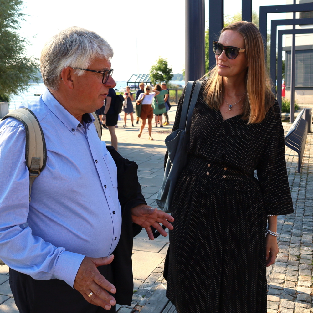 Birgitte Hellstrøm (t.h.), visepresident i Norske landskapsarkitekters forening (NLA), var panelist under arrangement om nasjonalt skolegårdsløft under Arendalsuka. Her i passiar med medpanelist Arne Thomassen (H) som er fylkesordfører i Agder.