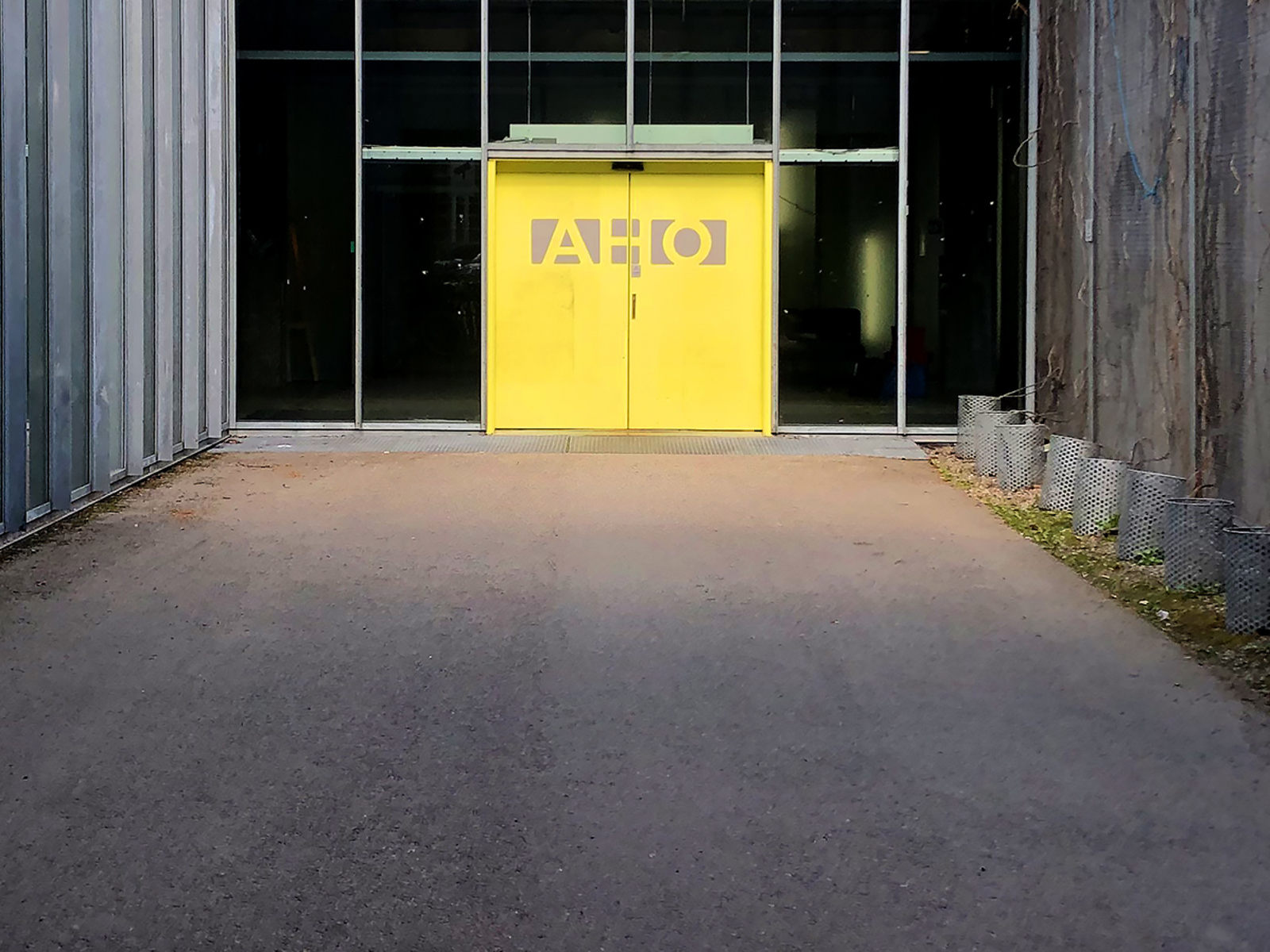 Hovedinngangen til Arkitektur- og designhøgskolen i Oslo, AHO. Her møter årets nye studenter til immatrikulering 16. august. 
