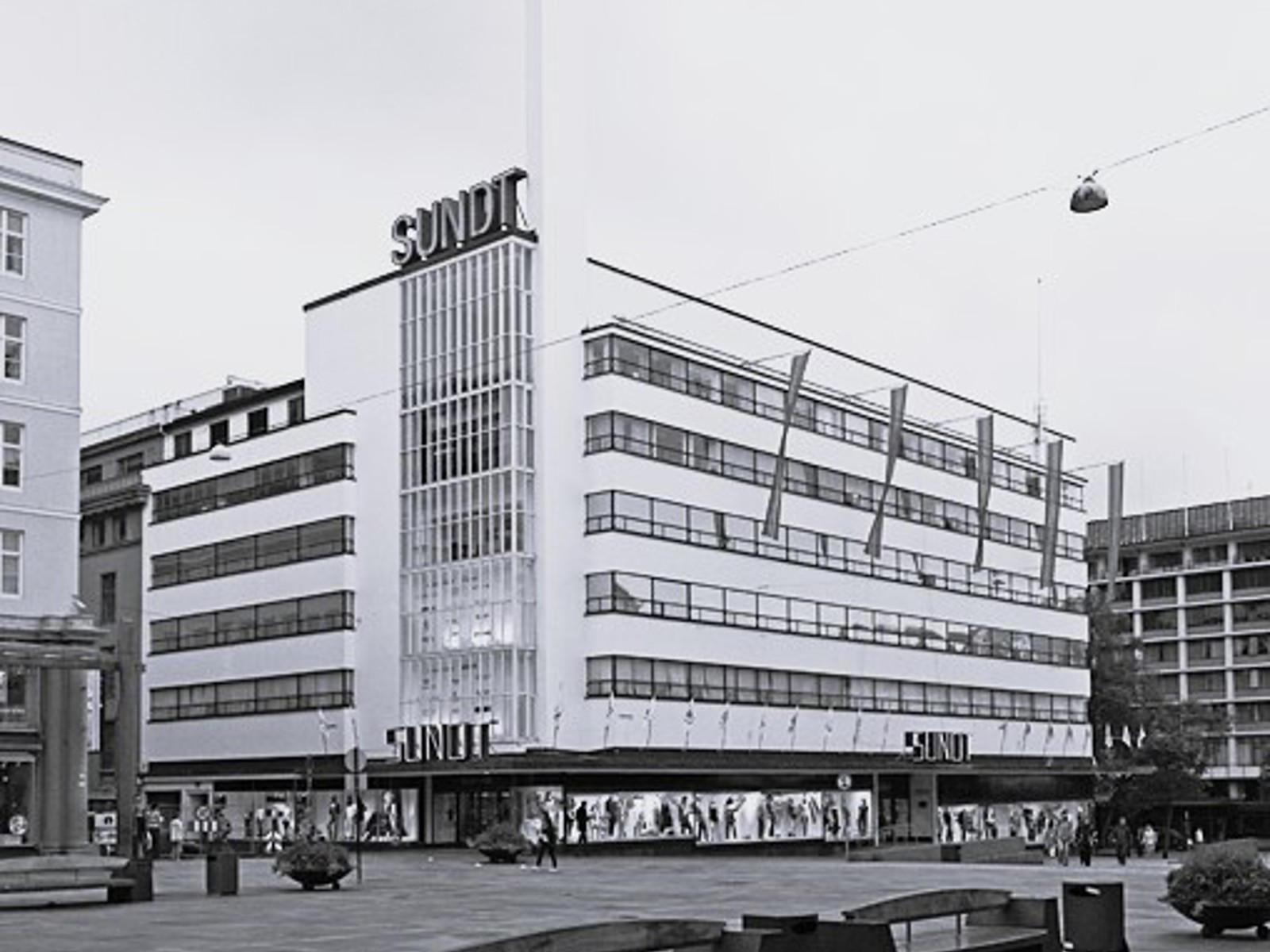 Svart hvitt foto av Sundt bygget.