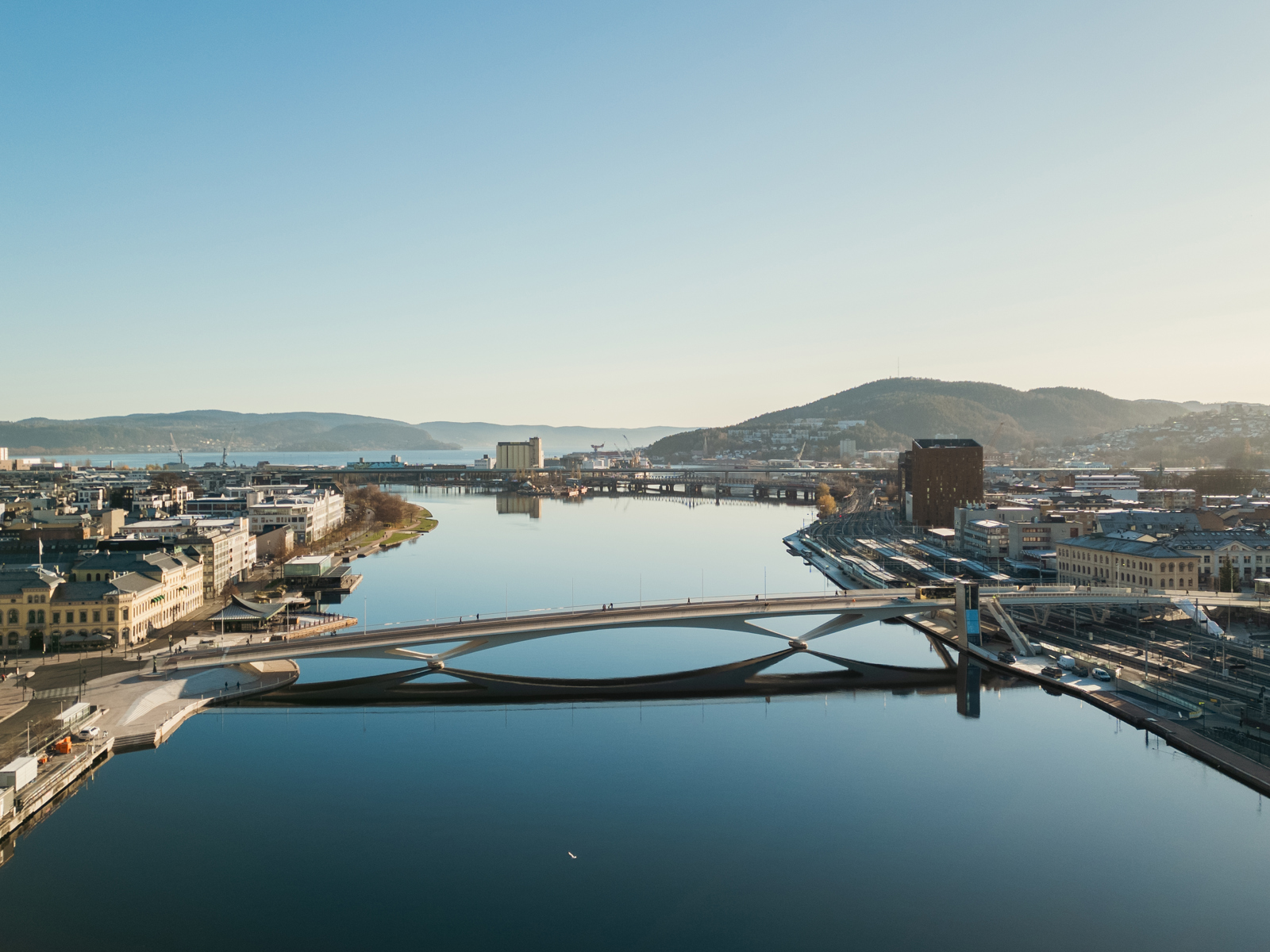 Oversiktsbilde av bybrua i Drammen