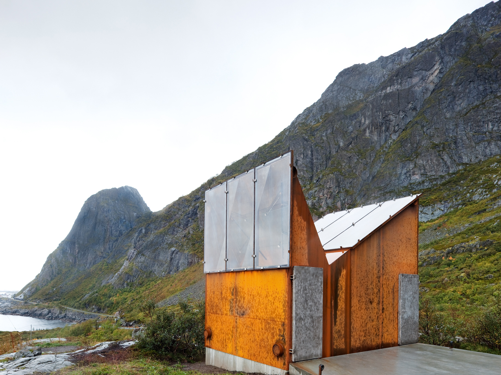 Bygget med typisk Lofoten motiv i bakgrunnen