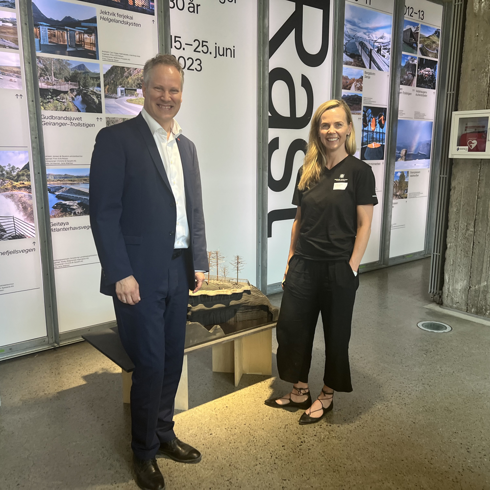 Samferdselsminister Jon Ivar Nygård og leder for Nasjonale turistveger Silje Myhre Amundsen under åpningen av Rast-utstillingen på AHO. Foto.