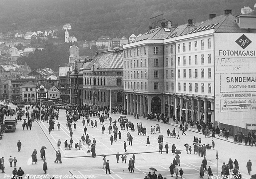 Gammelt foto av en plass med mennesker på