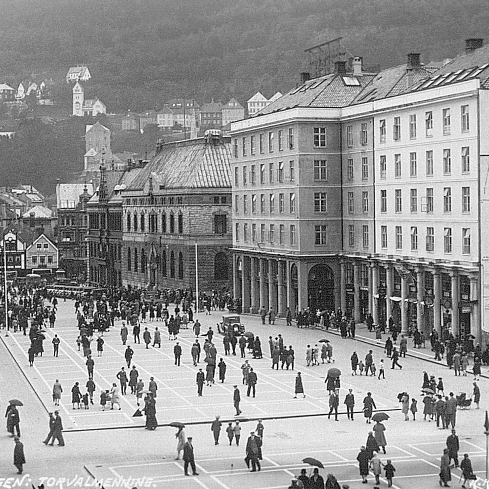 Gammelt foto av en plass med mennesker på