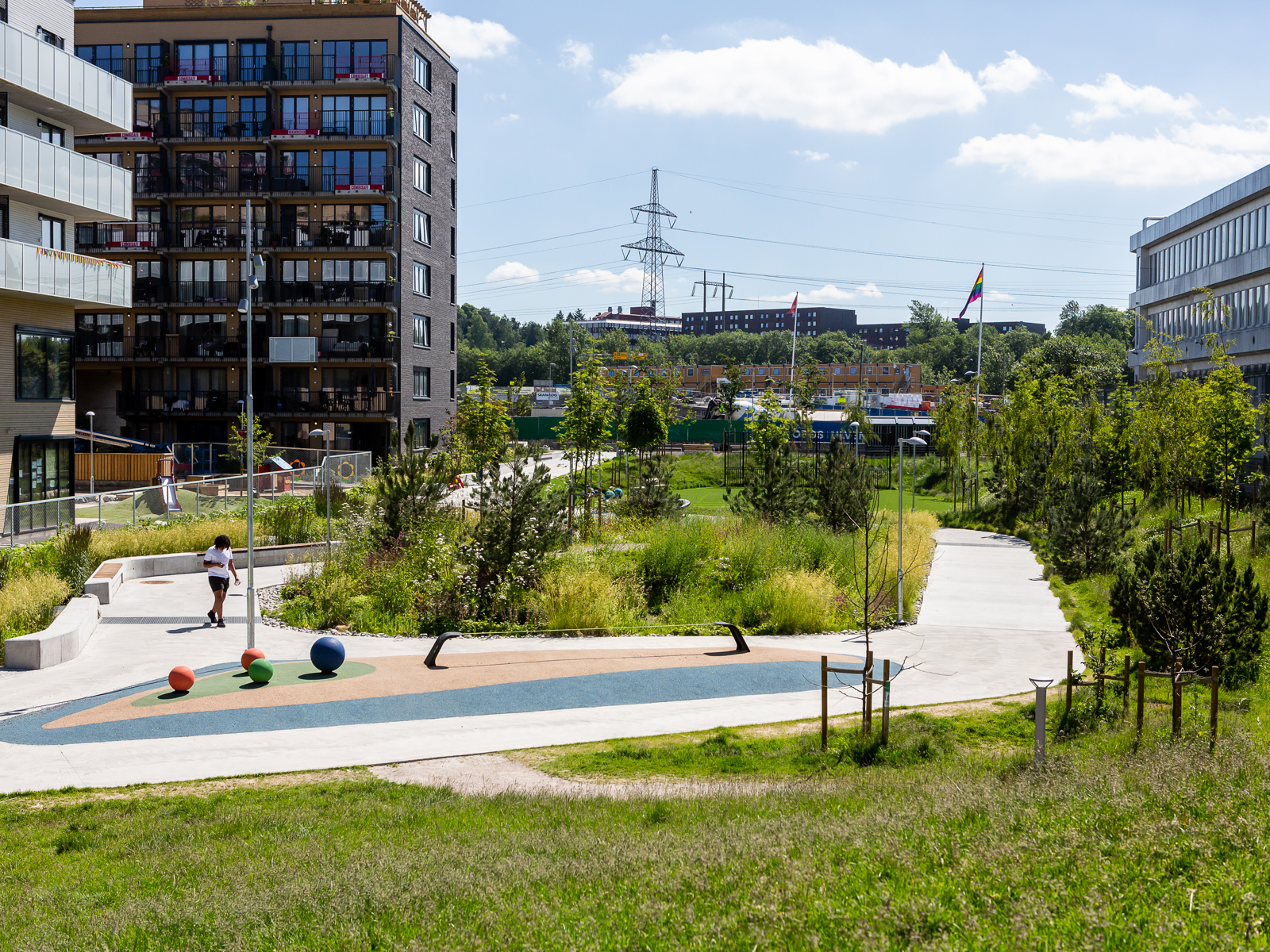 Oversiktsbilde over parkområde i bysituasjon. Foto.