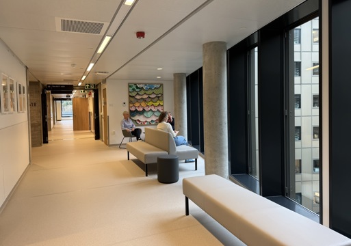 Interiør foto av korridor i nye Stavanger Universitetssykehus.