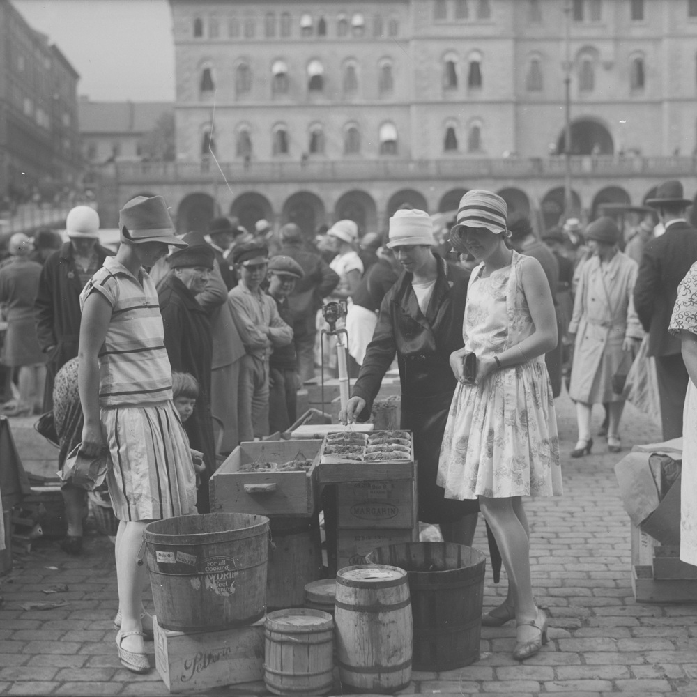 Foto fra arkivet fra 1920 som viser Youngstorget som den store markedsplassen.
