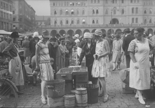 Foto fra arkivet fra 1920 som viser Youngstorget som den store markedsplassen.