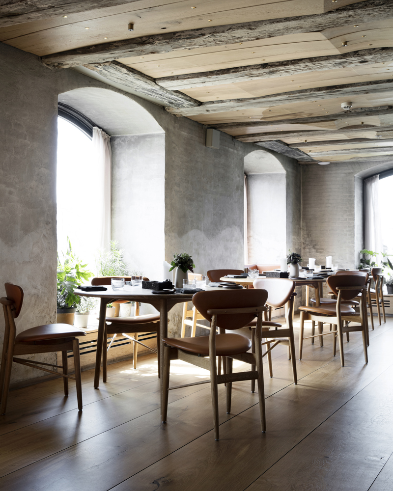 Interiør, restaurant, sittegrupper, vinduer. Foto. 
