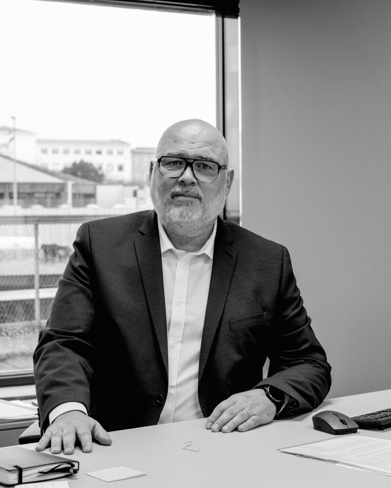 Portrett foto av Logi Már Einarsson sittende ved en pult.