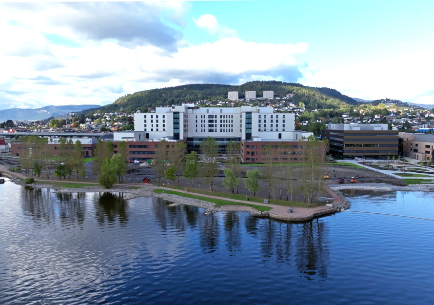 Foto av Drammen sykehus fra vannet.