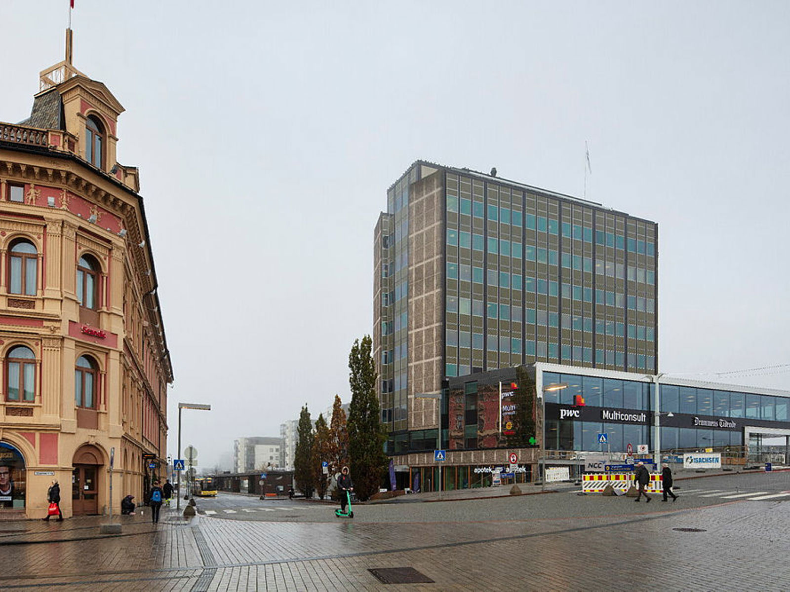 Ticonbygget, sett fra Strømsø torg i Drammen. Foto.