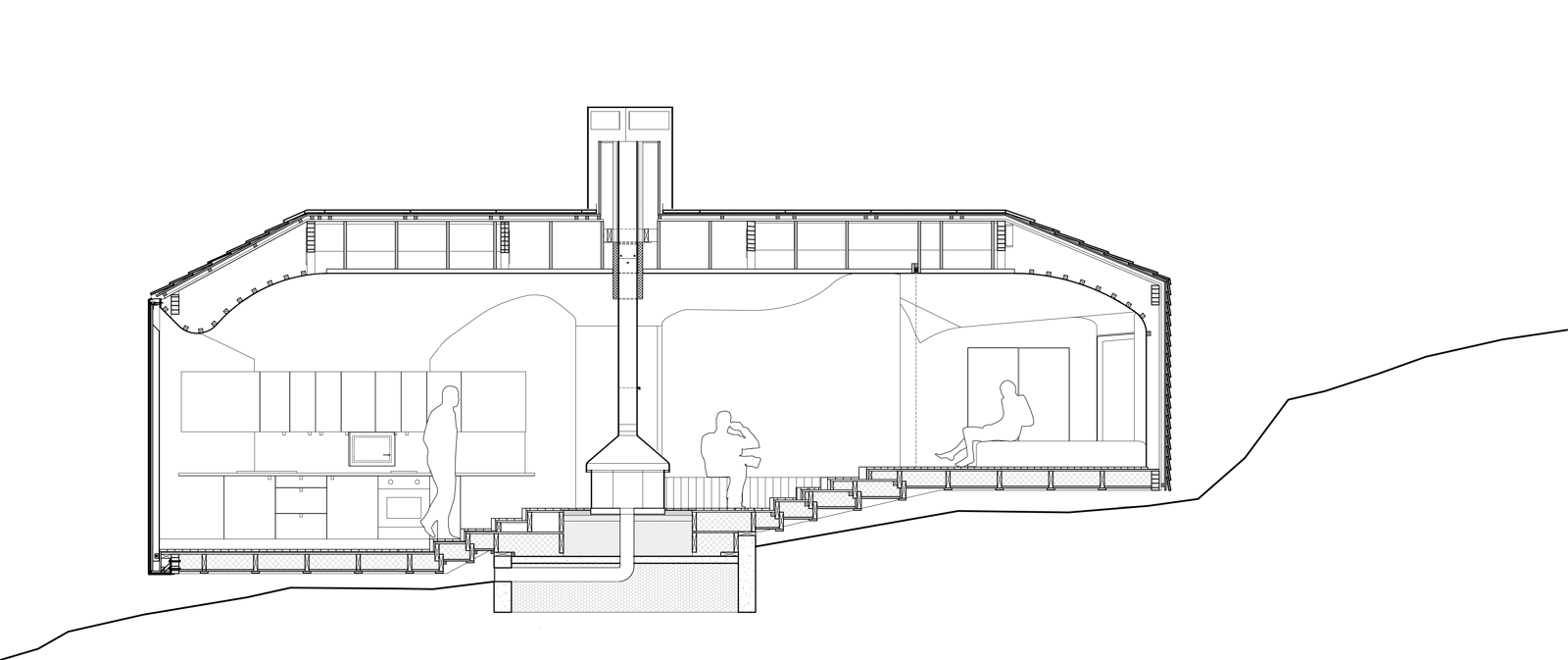 Snitt av hytte i et skrånende landskap, med en peis i midten. Arkitekt tegning.