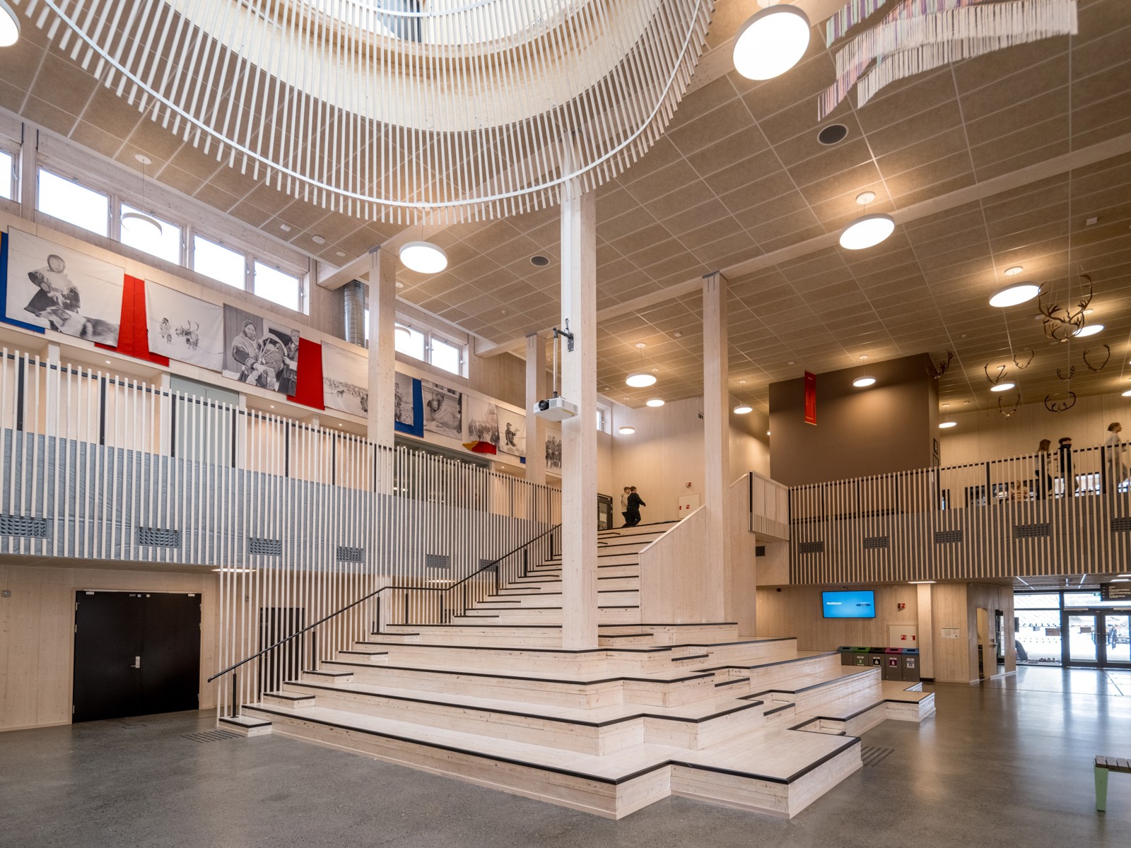 Interiør foto av fellesrom/gangområde på skole, amfitrapp, overlys.