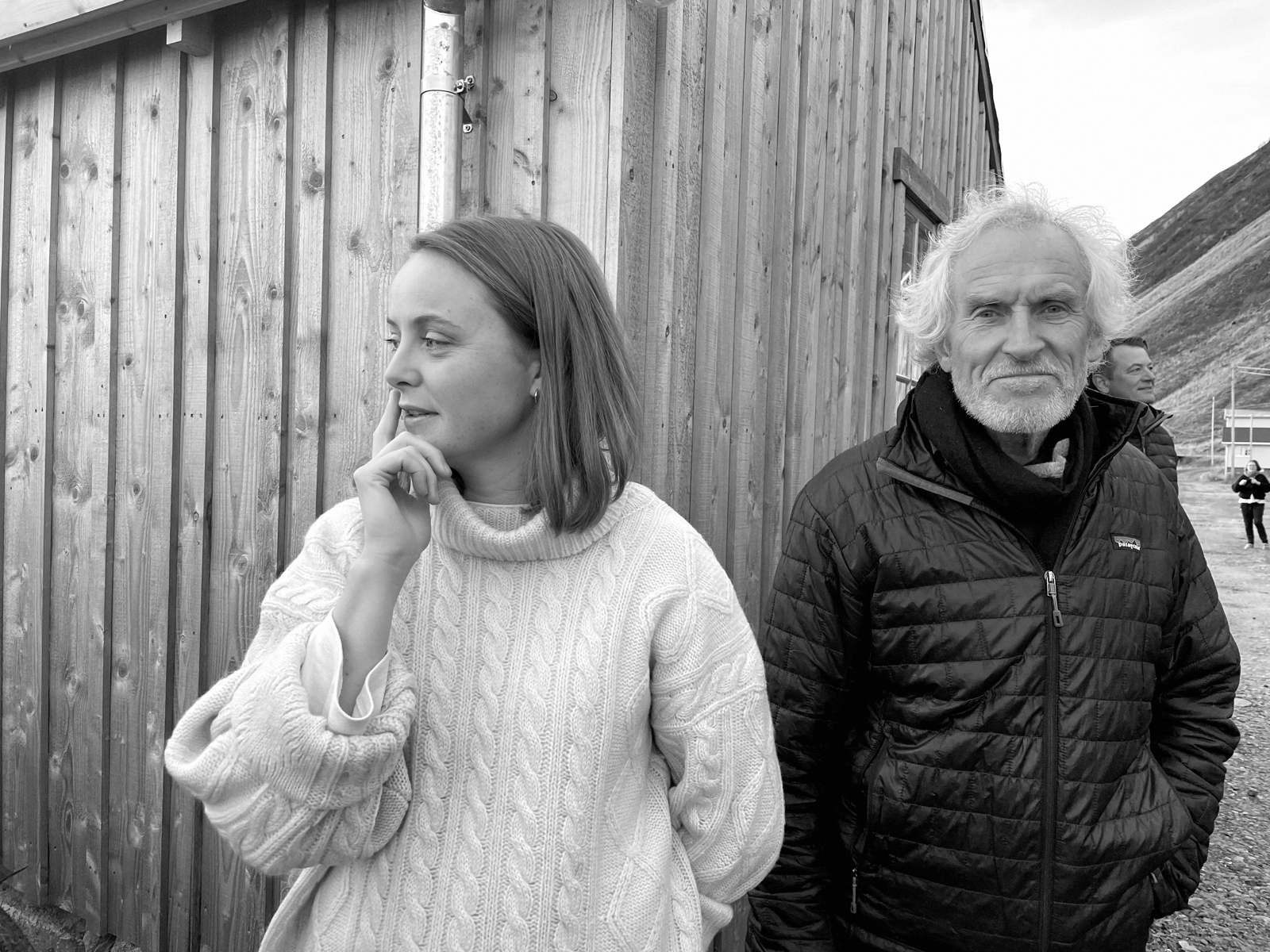 Foto av en eldre mann og en dame utendørs, svart hvitt.