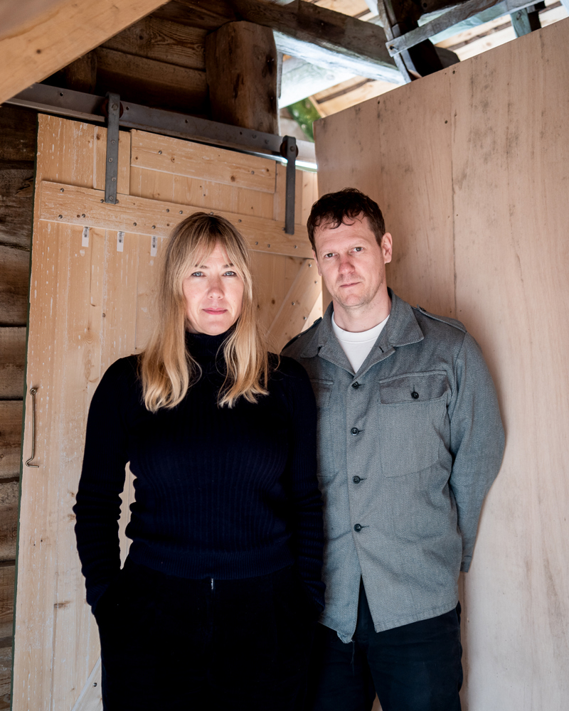 Espen Folgerø og Marina Bauer fremfor en skyvedør av tre. Foto,
