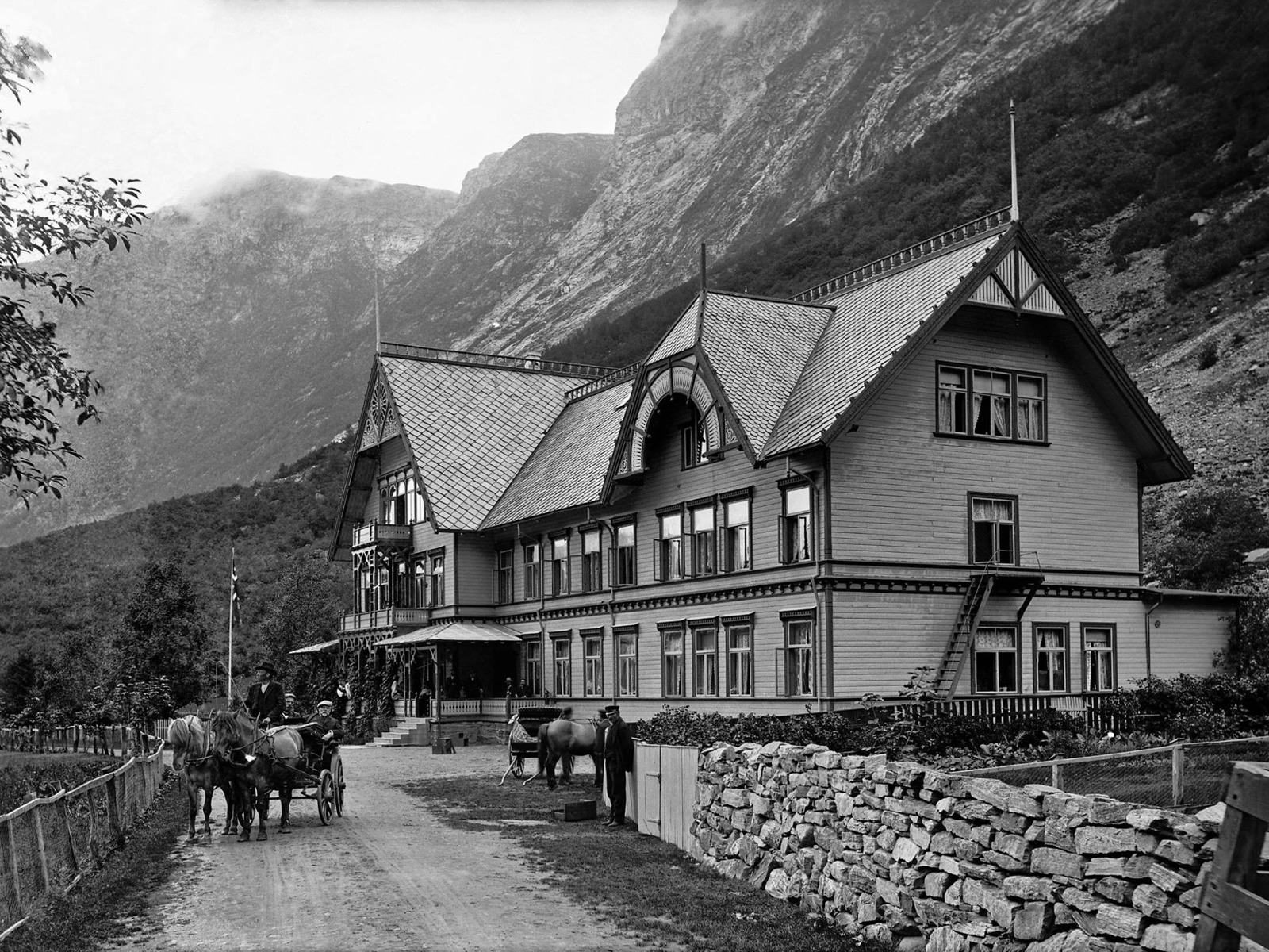 Historisk bilde av hotell Union Øye, svart hvitt. Foto.