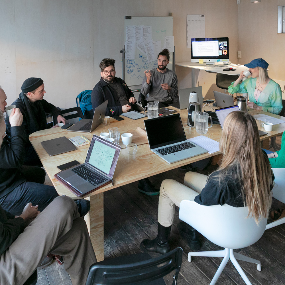 Deltakere på Workshop sittende rundt et bord.