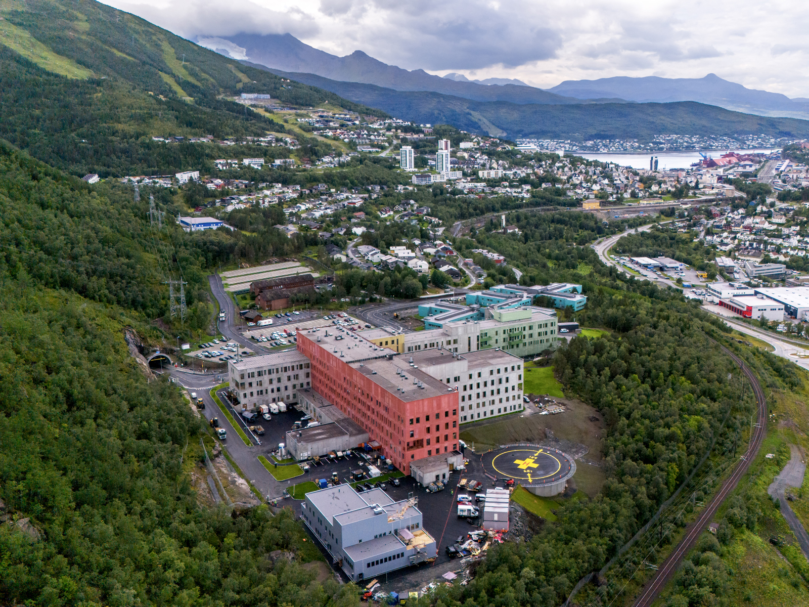 Oversiktsfoto over Nye UNN Narvik HF, Narvik Helsehu, med Narvik i bakgrunnen.