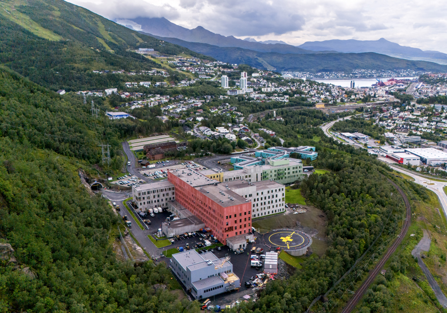 Oversiktsfoto over Nye UNN Narvik HF, Narvik Helsehu, med Narvik i bakgrunnen.