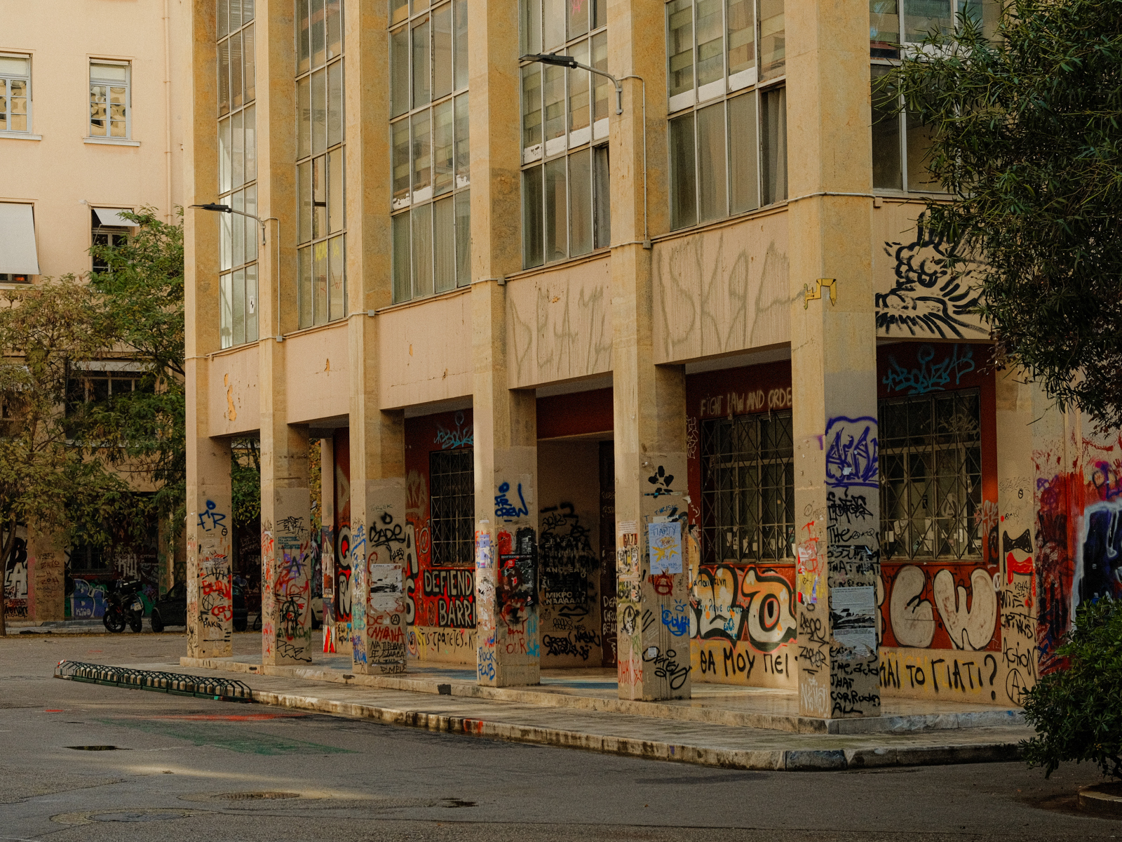 Foto av modernistisk bygg med graffiti.