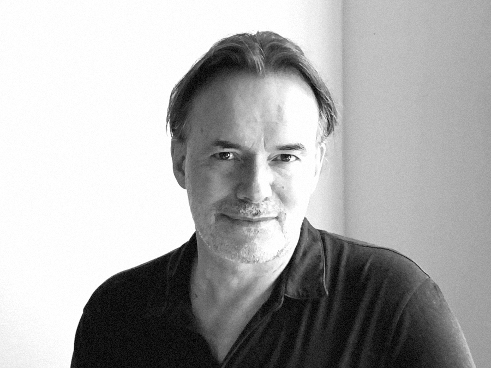 Portrett foto av Kurt Singstad i svart hvitt.