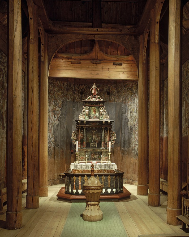 Foto av alteret og altertavlen i Heddal stavkirke.