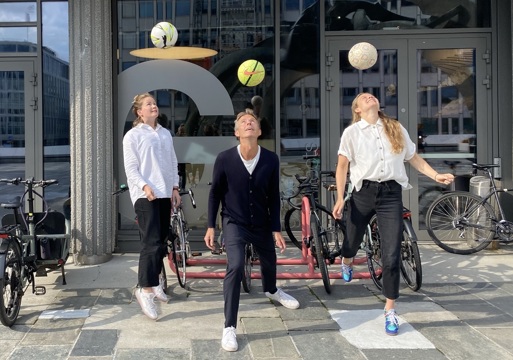 Foto av tre ansatte fra Grape arkitekter som trikser med ball.