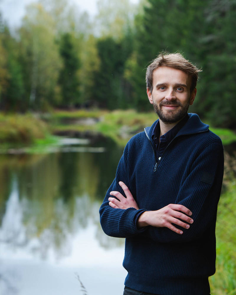 Portrett av Jan Christian Vestre utendørs.