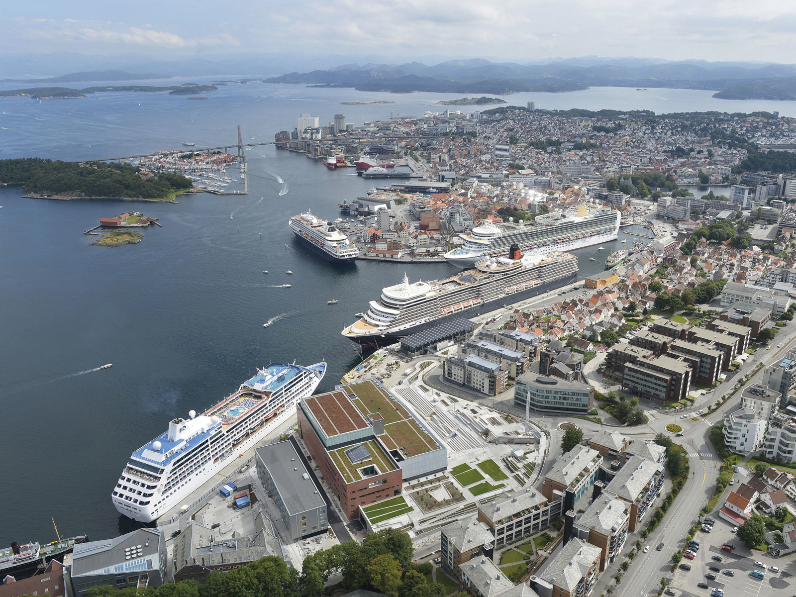 Oversiktsfoto av Stavanger by med Stavanger konserthus.