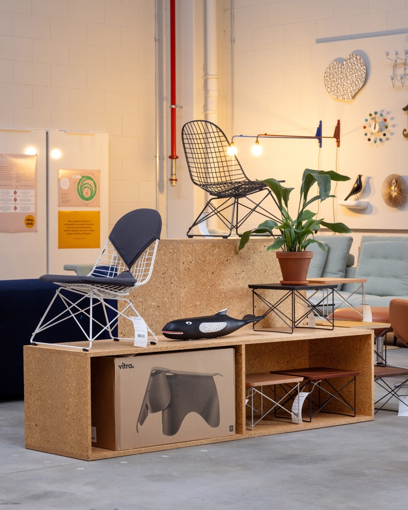 Interiør foto av utstilling av møbler.