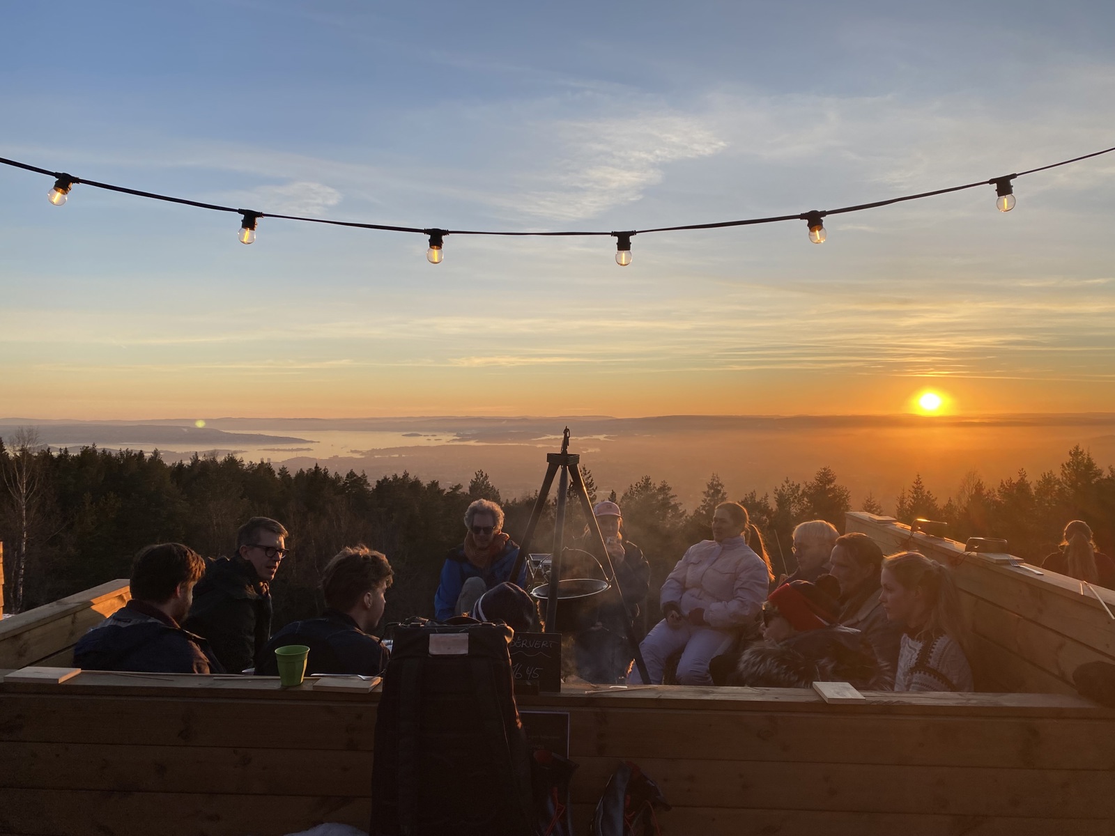Arkitekter på skidag i solnedgang