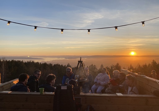 Arkitekter på skidag i solnedgang