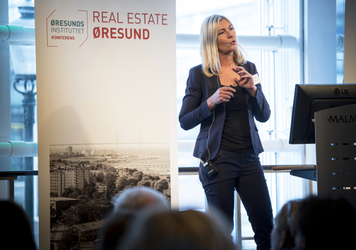 Dorte Mandrup som står og snakker