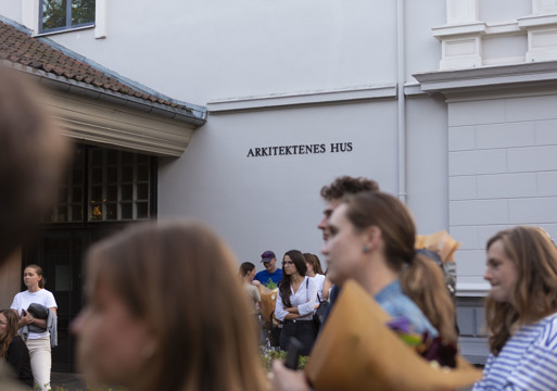 Foto av publikum med Arkitektenes hus i fokus.