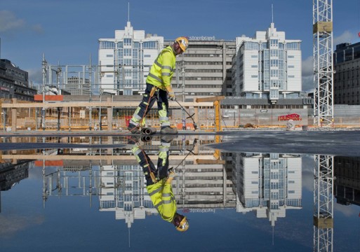 En arbeider på taket av et bygg under konstruksjon