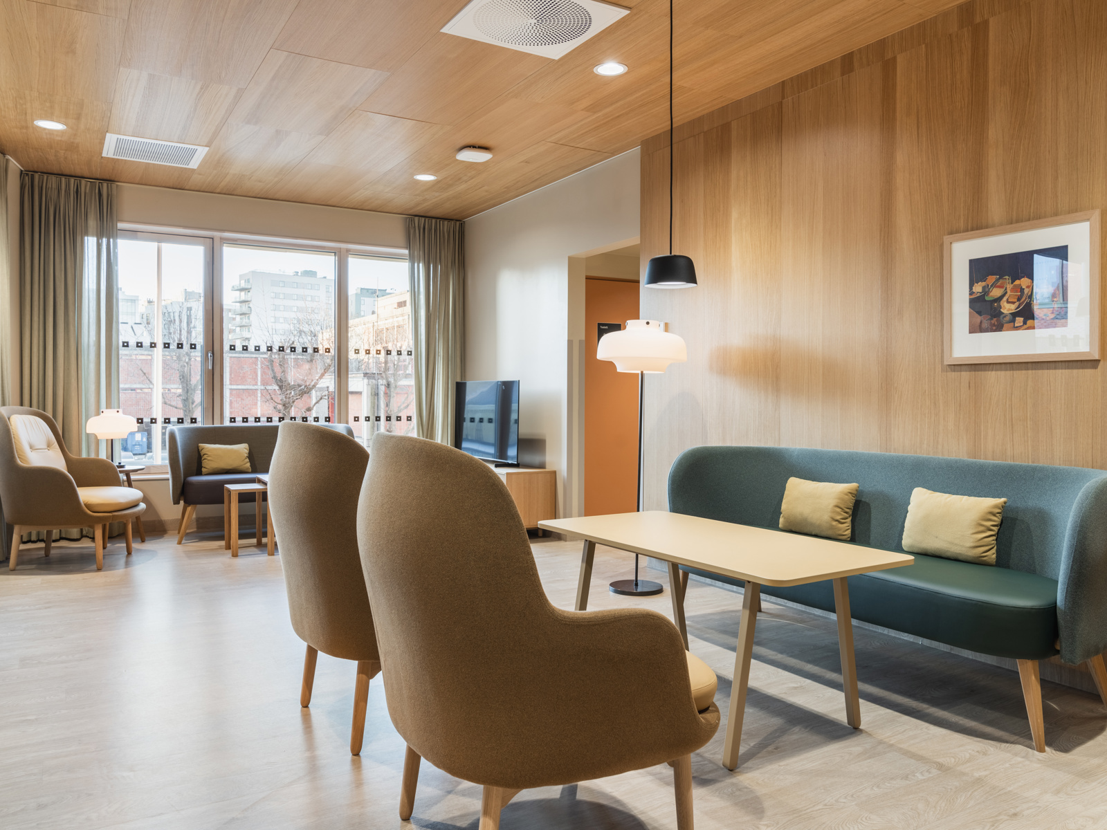 Interiør foto av felles areal i Majorstuhjemmet, flere sittegrupper.