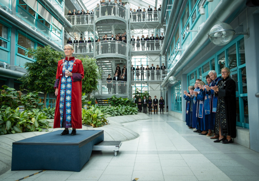 Foto av NTNU-rektor Anne Borg klart til å immatrikulere universitetets nye studenter.