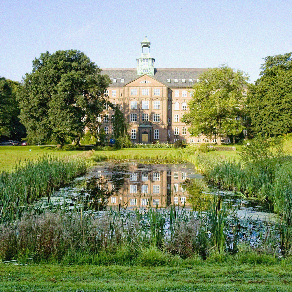 Bygning og parkanlegg på NMBUs campus