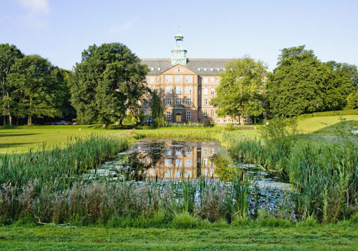 Bygning og parkanlegg på NMBUs campus