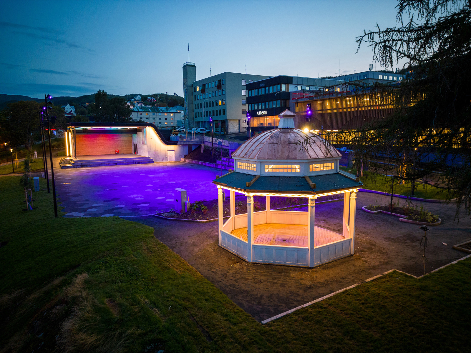 Foto av utendørs scene, plass fremfor og paviljong. 