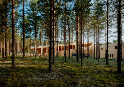 Vestres nye fabrikk sett fra skogen