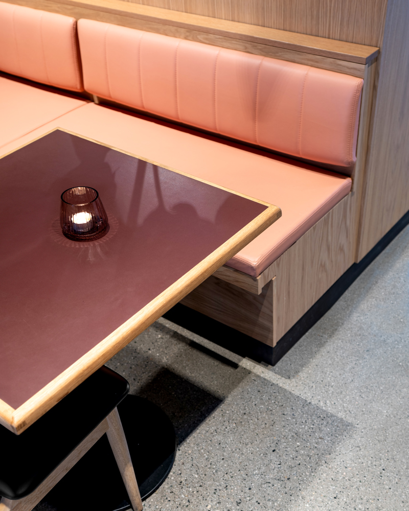 Foto av rosa sofa og bord, sittegruppe interiør.