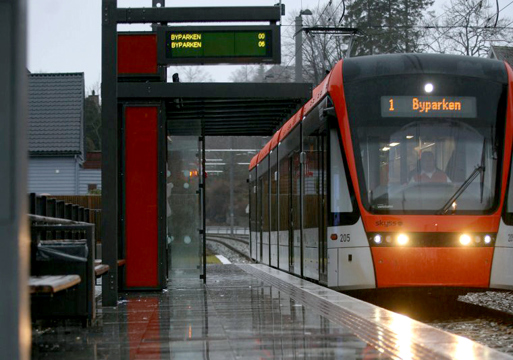 Foto av bybanen i Bergen i regnet.
