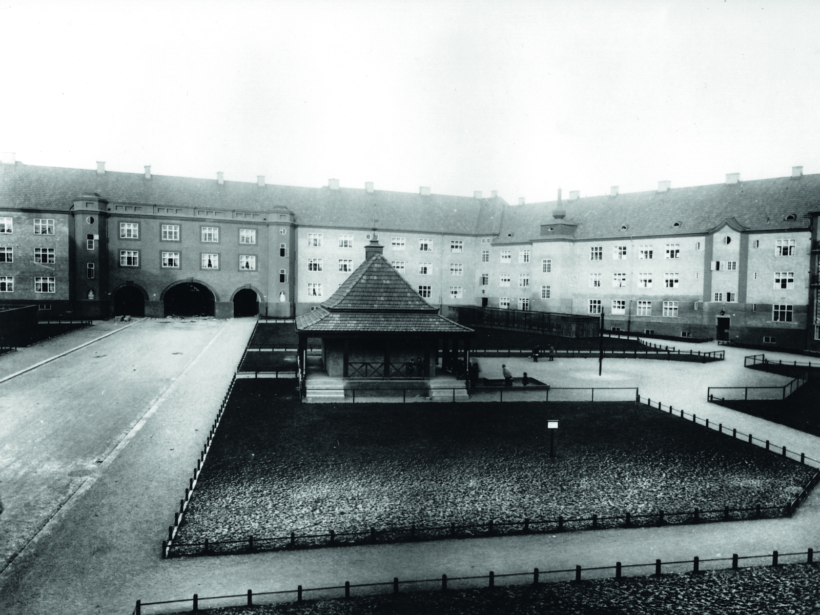 Svart hvitt foto fra bygård på Torshov med en trafo midt i.