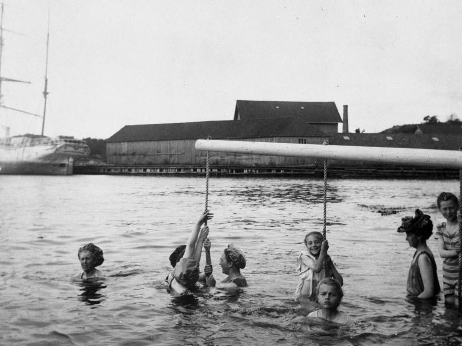 Badende mennesker i Grimstad tidlig 1900-tall