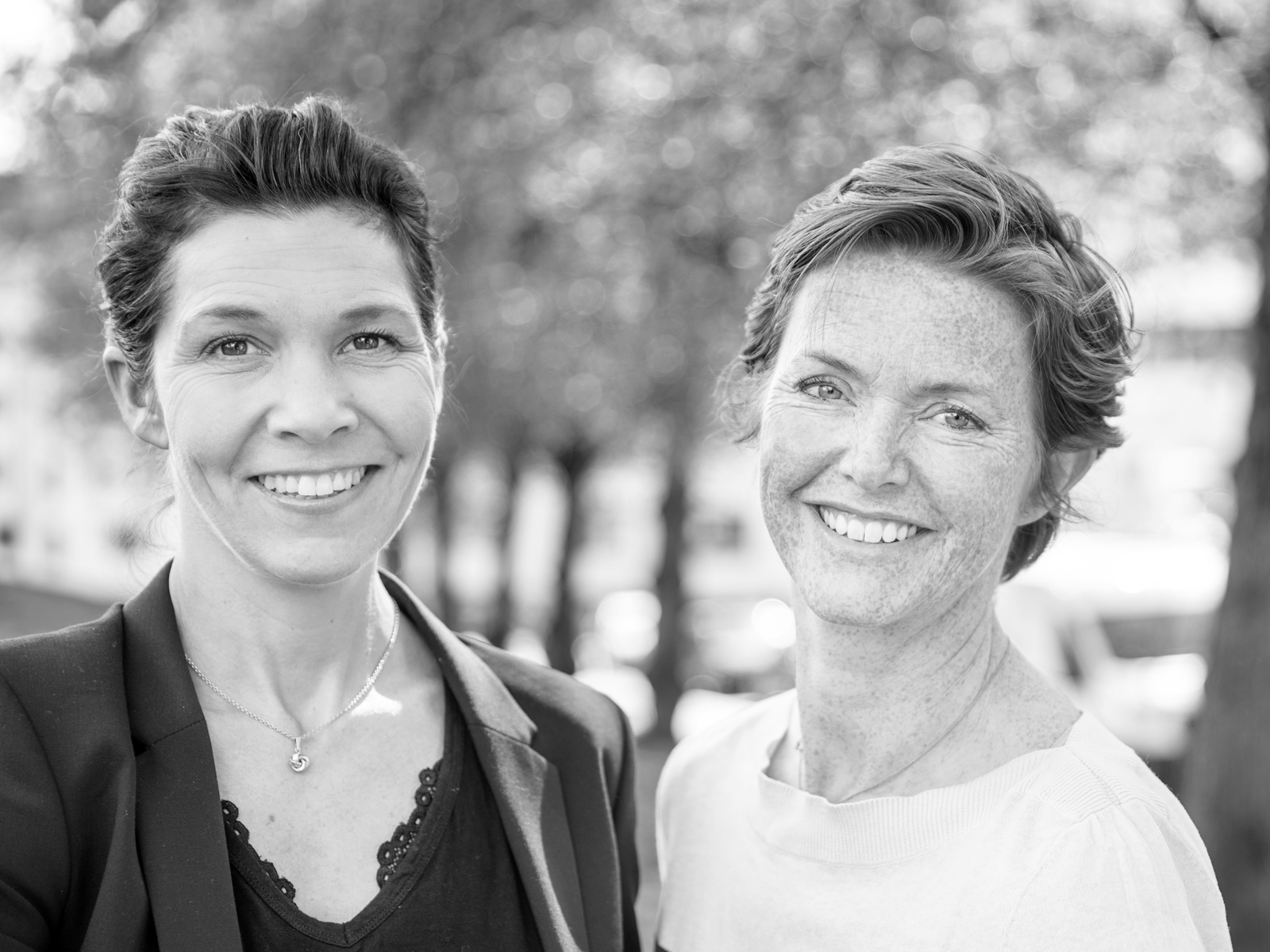 Portrettbilde av Lise Almquist og Hilde Sponheim i Svart Hvitt. Foto.
