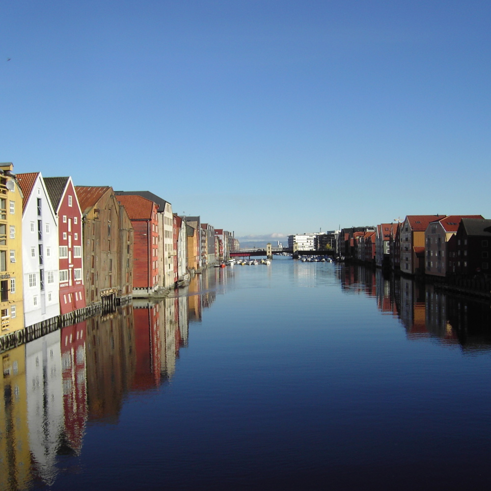 Foto av en kanal med fargede hus i Trondheim